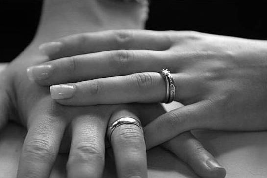 Wedding-rings-in-fingers